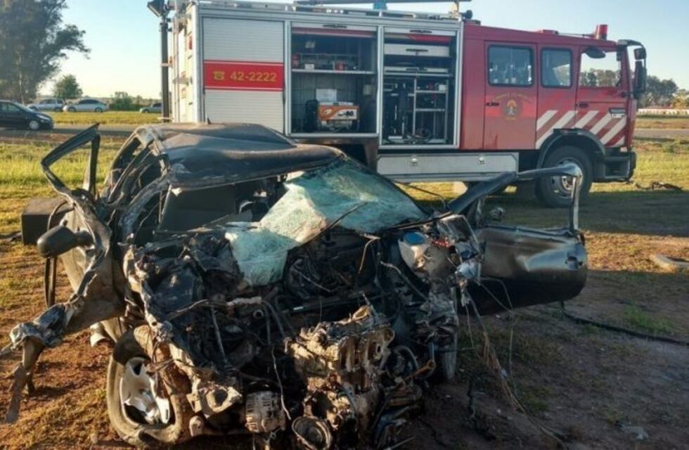 Accidente fatal en Jáuregui: Tres jovenes murieron al chocar de frente contra un colectivo