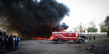 Feroz incendio devoró miles de metros de tela antigranizo