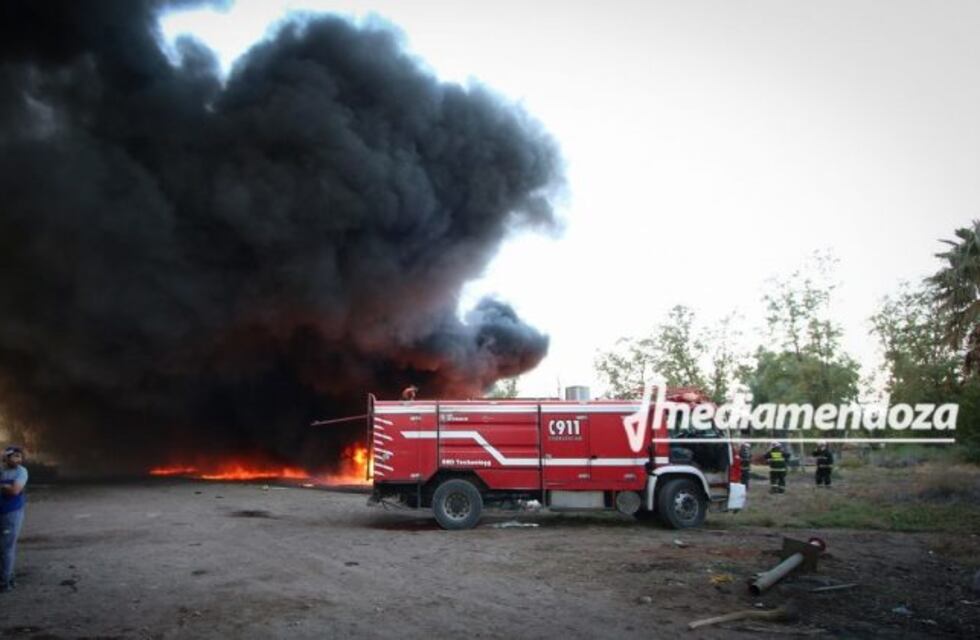 Feroz incendio devoró miles de metros de tela antigranizo