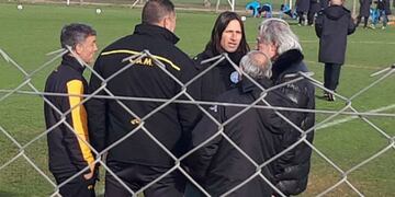 Armando Pérez miró el amistoso con Olave, y charló con Arnaldo Sialle, de Mitre\u002E Pero no habló con Lucas Acosta\u002E