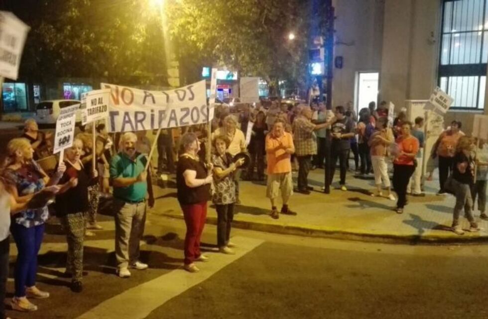 Organizan un ruidazo en el Paseo del Siglo contra la suba de tarifas