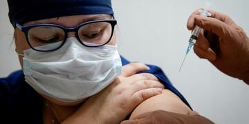 Médica aplicándose la vacuna rusa contra el coronavirus\u002E (REUTERS)