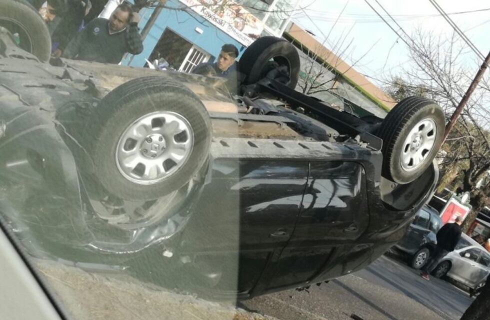 Choque y vuelco en avenida Rafael Núñez