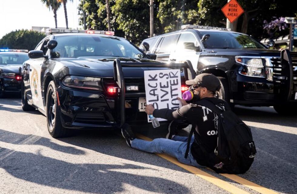 Un muerto, saqueos e incendios en Estados Unidos en otra noche de protestas contra el racismo policial