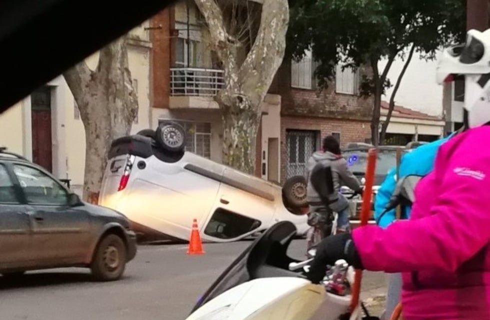 Tras perder una camioneta chocada por un tren, volcó otro utilitario de la misma panadería