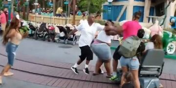El video de la indignante y violenta pelea familiar en pleno Disneyland\u002E