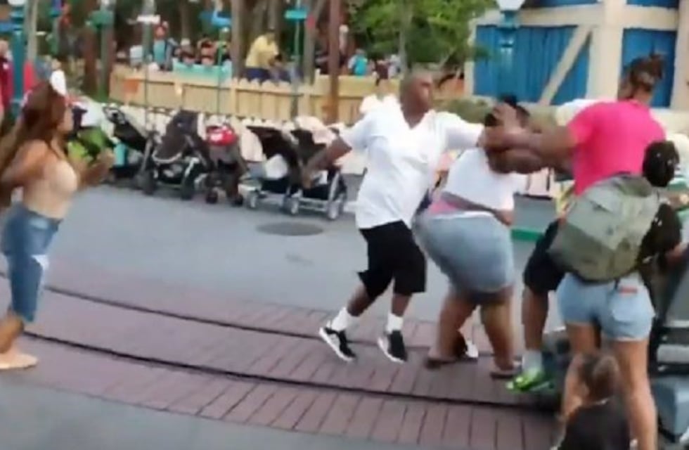 El video de la indignante y violenta pelea familiar en pleno Disneyland