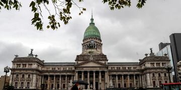 -FOTODELDÍA- BAS001\u002E BUENOS AIRES (ARGENTINA), 30/05/2018\u002E- Vista general del exterior de la sede del Congreso hoy, miércoles 30 de mayo de 2018, en Buenos Aires (Argentina)\u002E Los senadores argentinos iniciaron hoy una sesión en la que debatirán un proyecto con el que la oposición busca frenar los aumentos en las tarifas de la luz y el gas y mandar así \