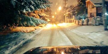 La primera nevada de Bariloche cubrió los caminos en poco tiempo\u002E