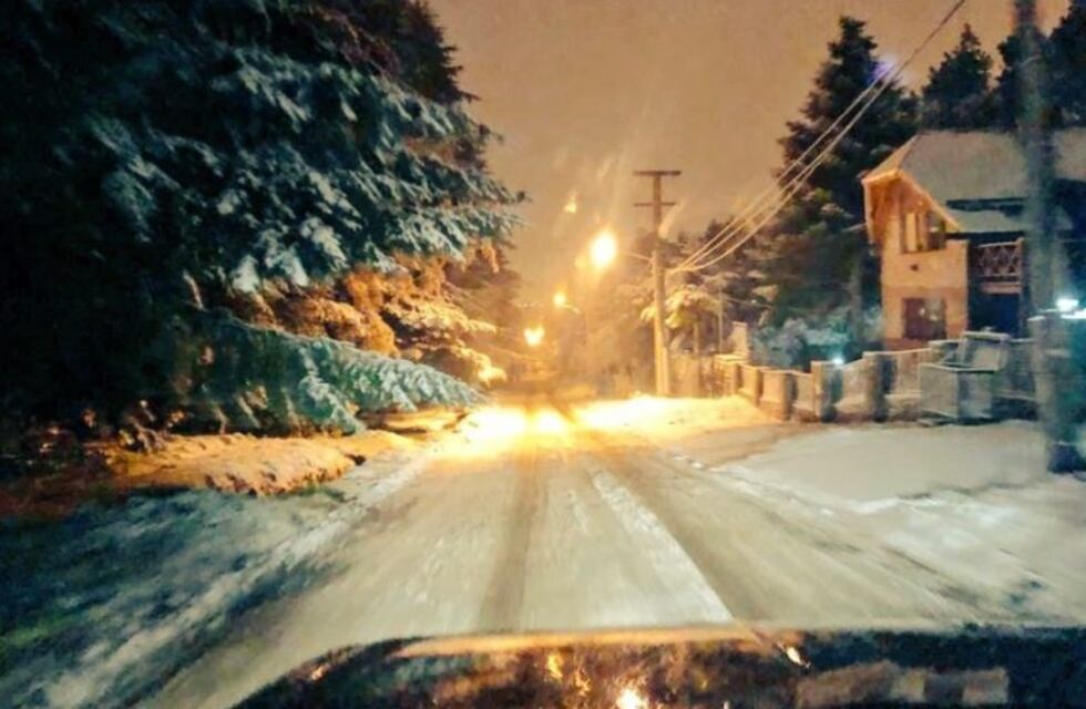 La primera nevada de Bariloche cubrió las calles
