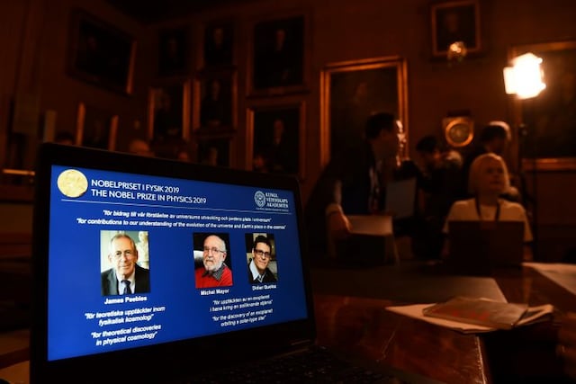 La computadora muestra a los tres ganadores del Premio Nobel: James Peebles, Michel Mayor y Didier Queloz\u002E Foto: Jonathan NACKSTRAND/AFP\u002E