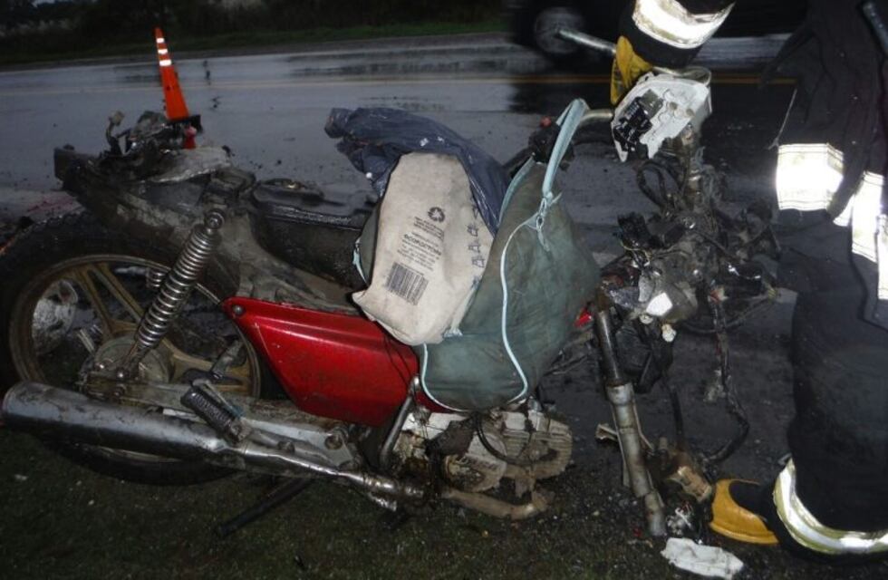Una motociclista está grave tras chocar contra un canasto de basura