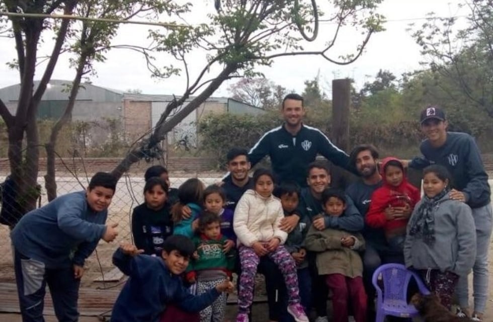 Parte del plantel de Central Córdoba visitó el merendero "Alegrando Caritas"