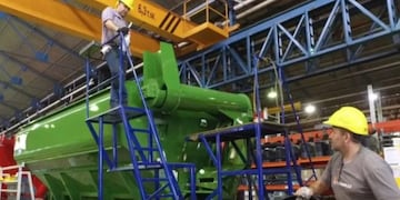 La industria cayó 13,9% en marzo por el impacto del aislamiento (Foto: Clarín)