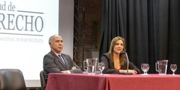 Ricardo Lorenzetti disertó en la Facultad de Derecho de la Universidad Nacional de Mar del Plata (web)\u002E