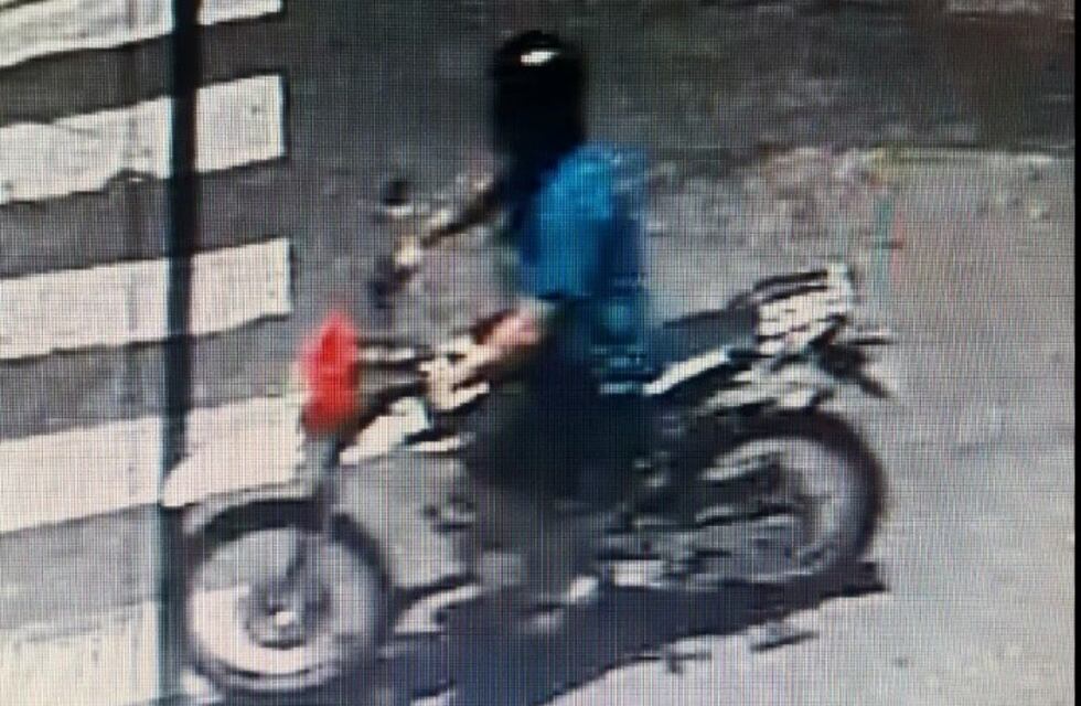La Fiscalía pide ayuda para encontrar a un motociclista que atropelló a una mujer y huyó