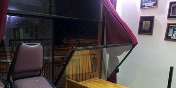 A window of a fire station is seen damaged after an earthquake in Coquimbo, Chile January 19, 2019\u002E REUTERS/Patricio Ignacio Silva Caceres/Tercera Compania Cuerpo de Bomberos de Coquimbo  NO RESALES\u002E NO ARCHIVES\u002E