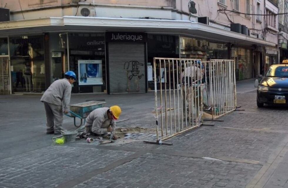 A semanas de inaugurada, vuelven a reparar calle Sarmiento