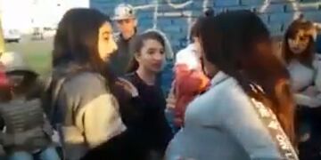 La joven embarazada golpeó brutalmente a la menor