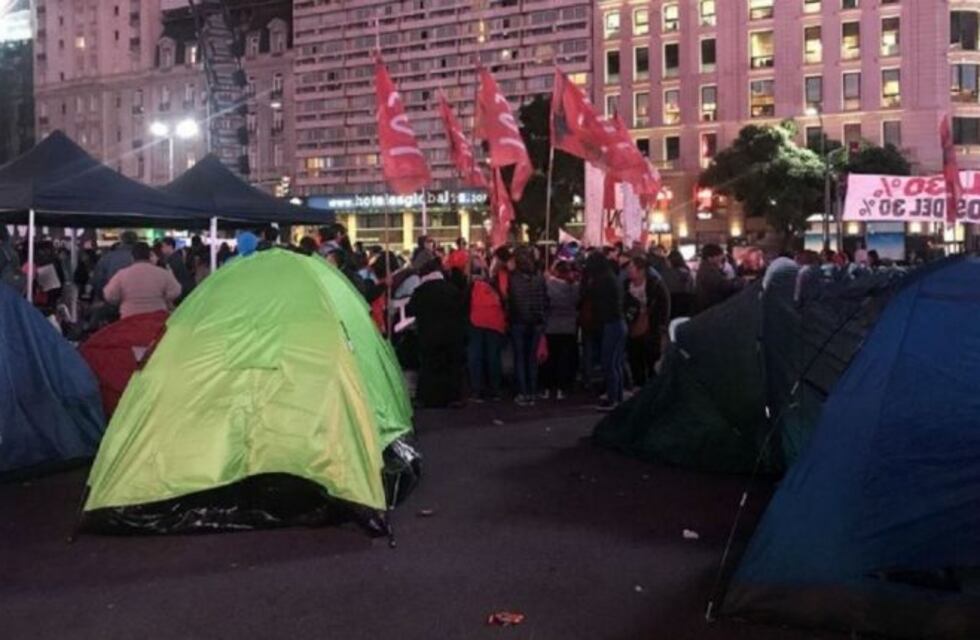 Levantaron el acampe pero sigue la manifestación en el Obelisco