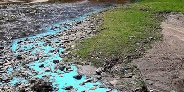 Los restos de pintura en el río de Alpa Corral (Foto: Puntal)\u002E