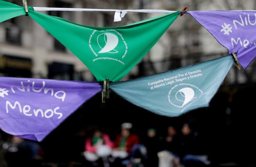 Lanzan convocatoria para tejer la bandera feminista más grande del mundo