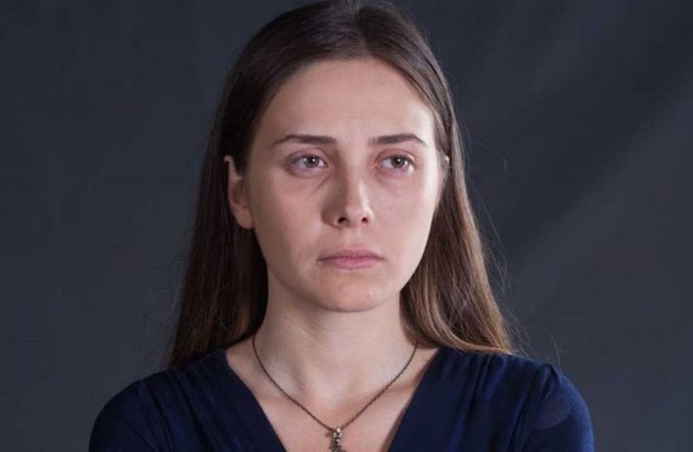 Melek de "Elif" disfruta en soledad en la playa y con bikini