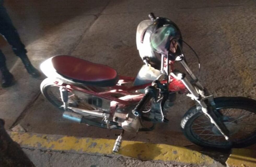 Dos motocicletas secuestradas por circular sin patente, espejos ni cascos