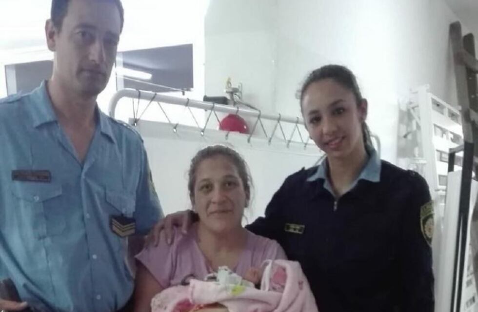 Policías salvaron la vida de una bebé de 17 meses