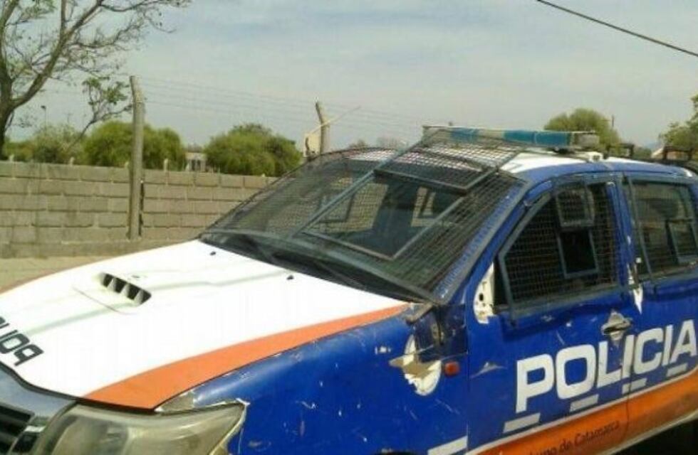 La policía detuvo a un sujeto y sus familiares atacaron a los efectivos