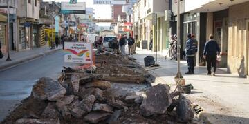 La Municipalidad de Corrientes lleva a cabo obras de bacheo\u002E (Foto: Radio Sudamericana)