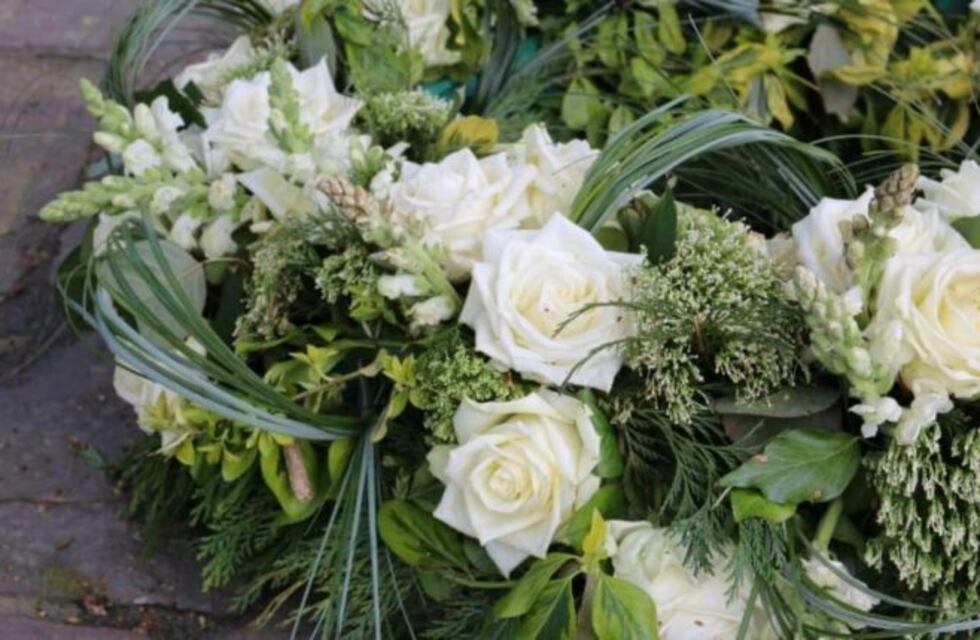 "Siempre te amaré": intentó matar a su expareja y le mandó una corona de flores con la frase