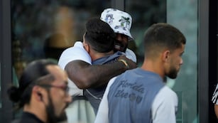 Lebron James y Lionel Messi en un abrazo en la previa del partido entre Inter Miami y Cruz Azul de México. (AP)