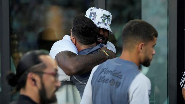 Lebron James y Lionel Messi en un abrazo en la previa del partido entre Inter Miami y Cruz Azul de México. (AP)