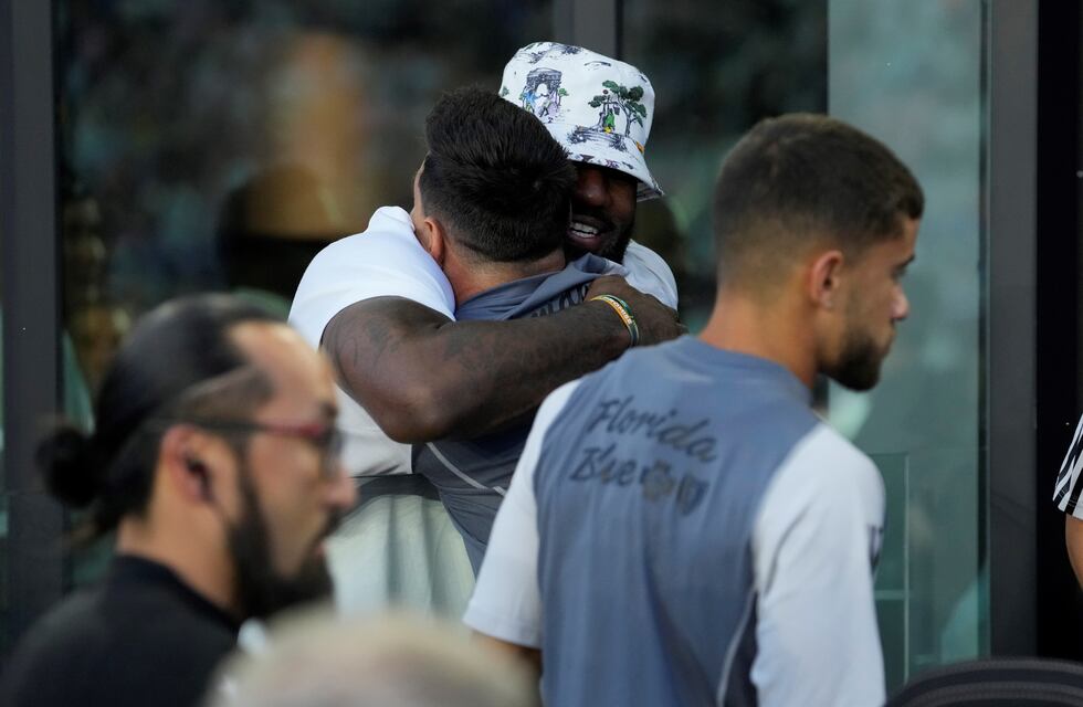 El encuentro de dos grandes: Lionel Messi y un abrazo lleno de historia con Lebron James