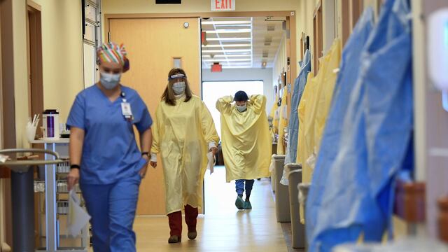 Médicos trabajan en un hospital ante la nueva variante de coronavirus que se detectó en Reino Unido y otras partes del mundo. (AP/Julie Bennett)