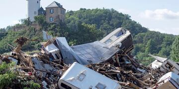 Las fuertes lluvias provocaron deslizamientos de tierra e inundaciones en la parte occidental de Alemania. (AP)