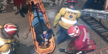 Personal de bomberos rescató a la mujer derivada a un centro médico.
