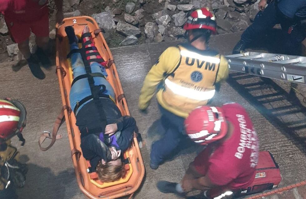 Video: rescataron a una mujer que cayó desde un puente en el centro de Córdoba
