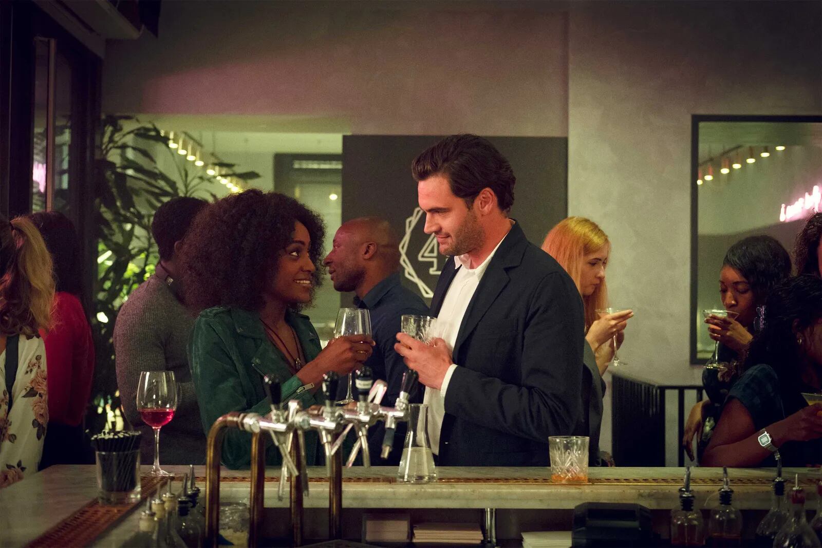 La miniserie en español se llama Detrás de sus ojos.