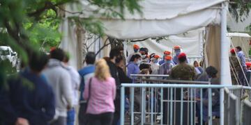 Largas filas para testearse en Córdoba (José Hernández)