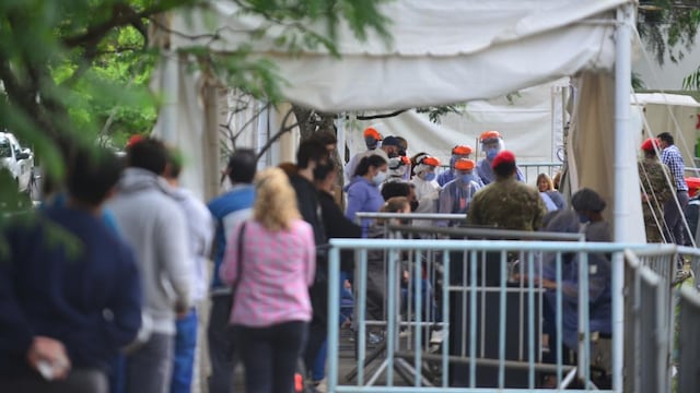 Largas filas para testearse durante Semana Santa en Córdoba (José Hernández)