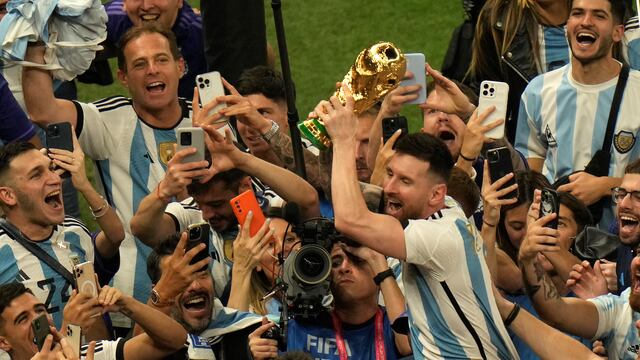 Lionel Messi y toda la selección argentina celebrará la conquista de la Copa del Mundo ante un Panamá que vendrá con suplentes. (AP)