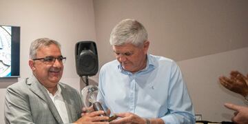 Jalil entregó la medalla del Bicentenario al Museo Histórico Provincial