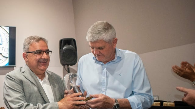 Jalil entregó la medalla del Bicentenario al Museo Histórico Provincial