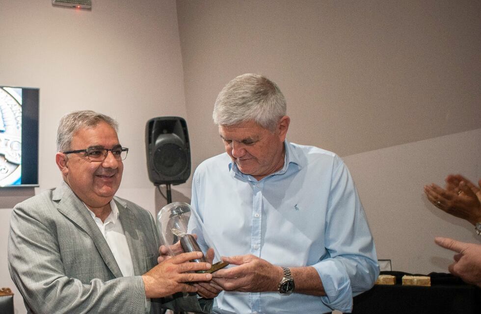 Jalil entregó la medalla del Bicentenario al Museo Histórico Provincial