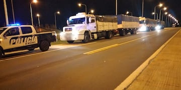 Las fuerzas de seguridad fueron alertadas por los lugareños que cuatro camiones circulaban por un camino alternativo.