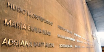 La planta baja tiene colocados los nombres de las 22 personas fallecidas en el derrumbe.