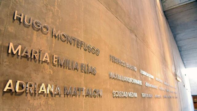 La planta baja tiene colocados los nombres de las 22 personas fallecidas en el derrumbe.