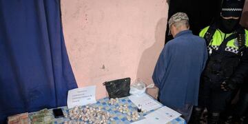 Secuestraron más de 300 envoltorios de cocaína en El Colmenar.